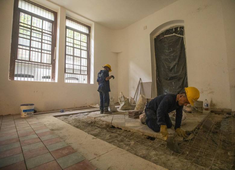 Los obreros ultiman detalles para finalizar la primera fase de la renovación que estará lista el 30 de octubre. Foto: Carlos Alberto Velásquez