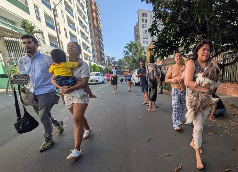 Algunas de las personas evacuando sus hogares tras el terremoto. FOTO: AFP