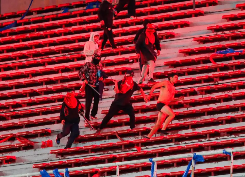 Imágenes de un hincha saltando al vacío y otros siendo agredidos en las gradas circularon después de los enfrentamientos entre fanáticos de Independiente y la U de Chile. FOTO GETTY