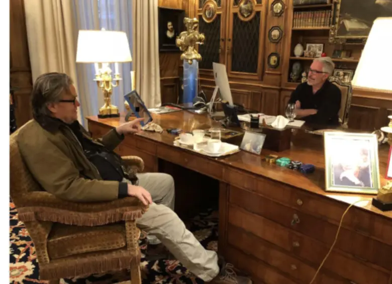Jeffrey Epstein junto a Steve Bannon. FOTO: House oversight committee