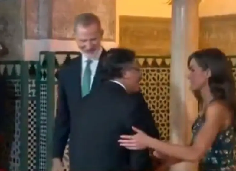El presidente Gustavo Petro intentó romper el protocolo al momento de saludar a la reina Letizia de España. Foto: Captura de video