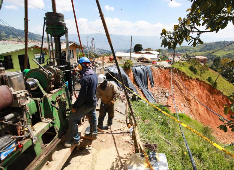 ¡Por fin! Tras dos meses de espera, la Alcaldía de Medellín empezó arreglo en vía de San Cristóbal
