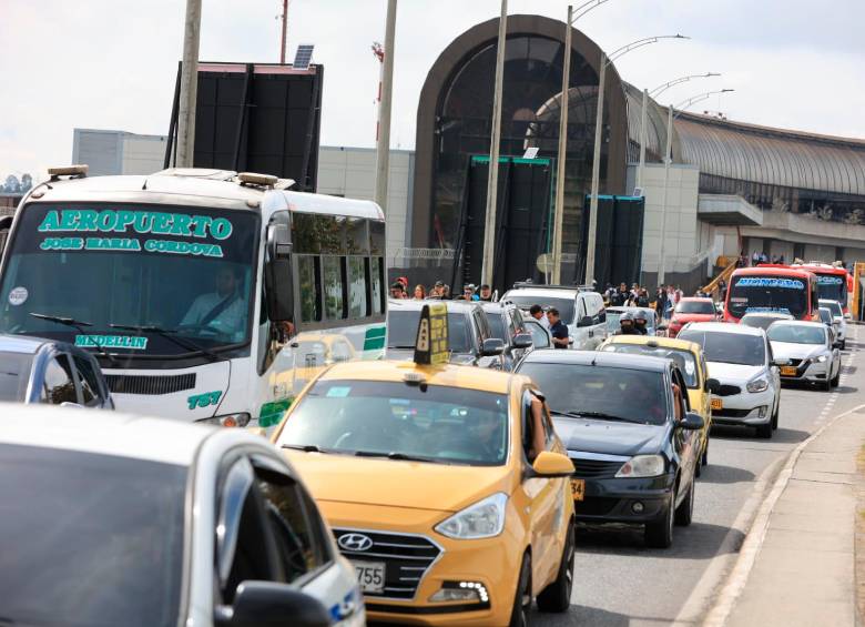 Debido a la asistencia masiva a la feria se han vivido congestiones en las vías de acceso al aeropuerto y zonas aledañas. FOTO: MANUEL SALDARRIAGA