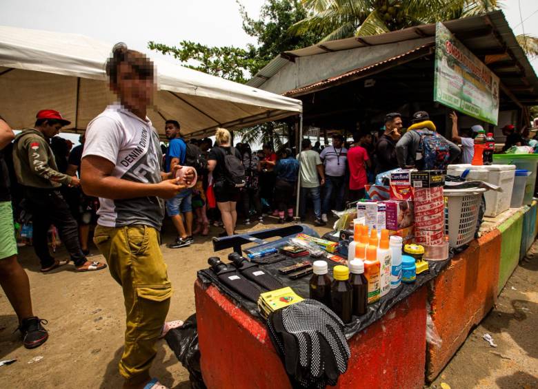 En la salida del puerto venden herramientas de supervivencia para la selva del Darién. Foto: Carlos Velásquez