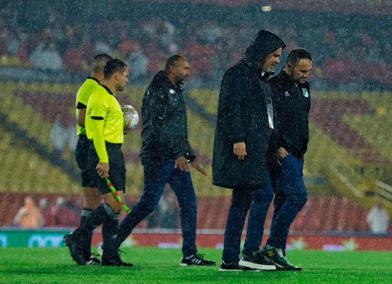 Las fuertes lluvias obligaron a que el compromiso entre Santa Fe y Cali se disputara este miércoles. FOTO COLPRENSA