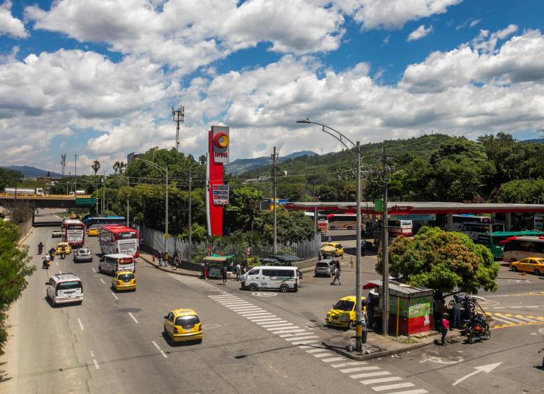 Entre las dos estaciones de gasolina hay una distancia aproximada de 50 metros. La una queda dentro del parqueadero de buses de la Terminal del Norte, mientras que la otra está justo a la salida. FOTO carlos velásquez