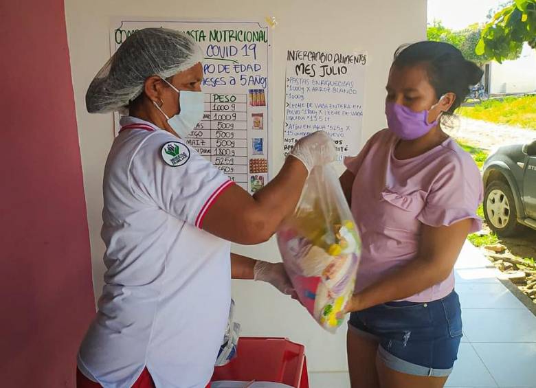 Municipios de Urabá, La Guajira y Chocó estarían afectados por demoras que podrían aplazar hasta dos meses la entrega de alimentos. FOTO DE REFERENCIA, ENTREGA DE ALIMENTOS POR PARTE DEL ICBF EN 2020. TOMADA DEL ICBF.