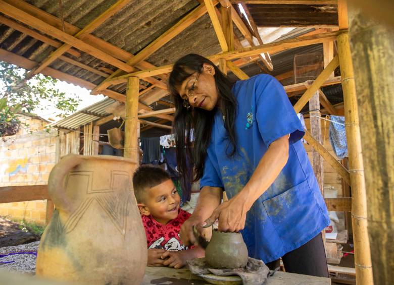 Pamela Carupia forja cerámica en un pequeño taller en el resguardo Karmata Rúa, entre Andes y Jardín. Es una de las nueve antioqueñas de oro. FOTO carlos velásquez