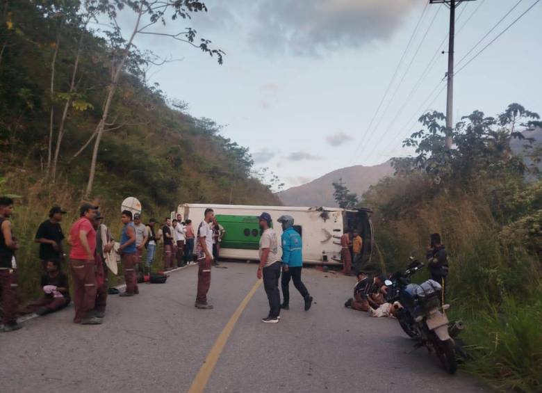 Así quedó el bus accidentado cerca del sector El Bombillo d la vía que lleva a Ituango. FOTO: Tomada de redes sociales