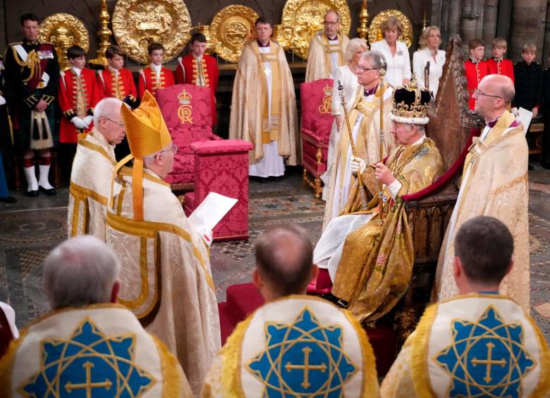 El rey Carlos III en su coronación con los cetros y algunos símbolos que le fueron entregados. FOTO Getty