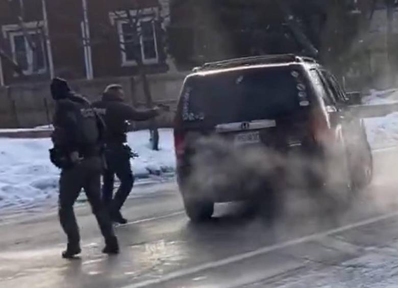 El Departamento de Seguridad Nacional (DHS) confirmó el tiroteo y la muerte de la mujer, a quien ha acusado de “terrorismo doméstico” y de intentar atropellar a oficiales. FOTO: Captura video de redes sociales @arlinmedrano_