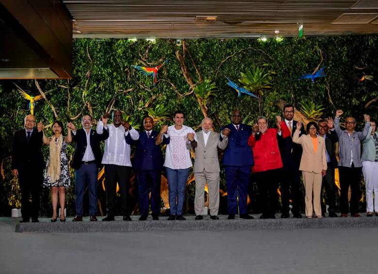 En la foto oficial de la Cumbre de la Amazonía, llevada a cabo en Belém de Pará (Brasil), que marcó su final no estuvo el presidente Gustavo Petro. Además, su regreso a Colombia se dio doce horas después de lo previsto y alegaron entonces problemas meteorológicos. FOTO AFP