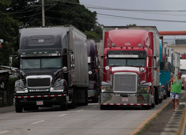 Así se ven algunos de los camiones parados por las manifestaciones. Panamá empieza a vivir una crisis de desabastecimiento. FOTO: EFE