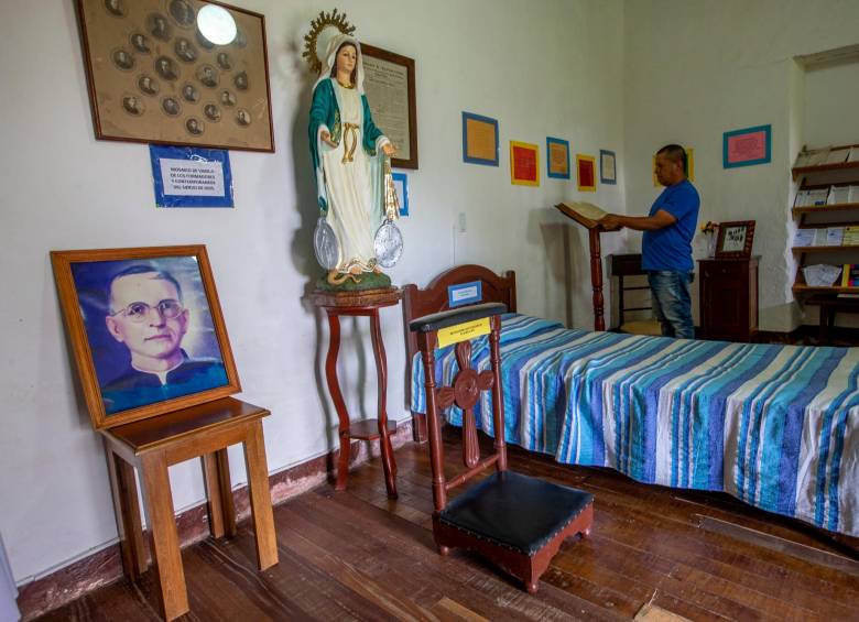 La habitación donde pasó su infancia el padre Jesús Antonio Gómez guarda su cama, su reclinatorio y otros objetos personales que evocan la memoria del posible próximo santo.