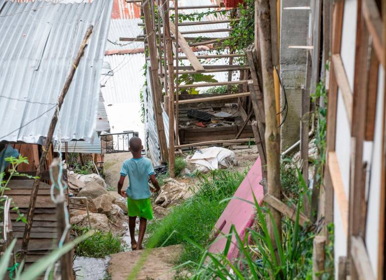 La vida en un barrio de invasión donde alquilan casas de tablas hasta por 300.000 pesos