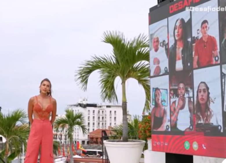 La presentadora Andrea Serna cuando le contó la grave noticia a los semifinalistas del Desafío Siglo XXI. FOTO: Captura video de redes sociales Caracol TV