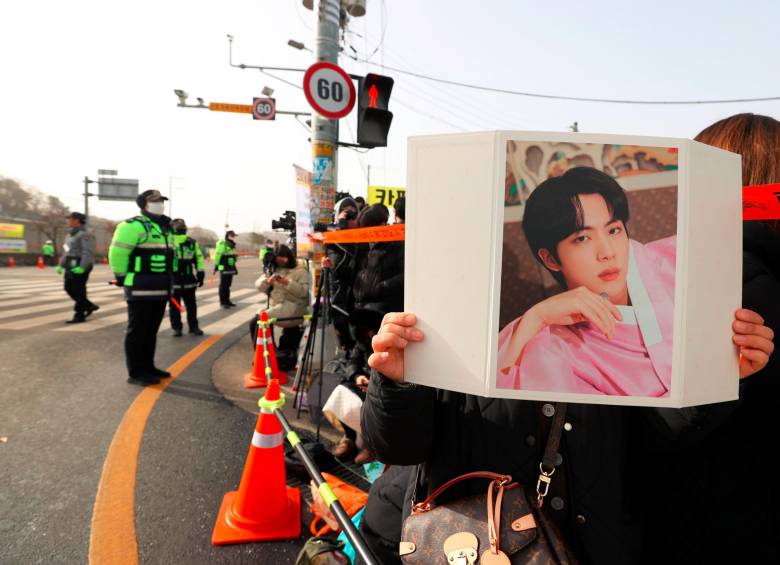 Una fan de la banda de k-pop despidiendo al cantante. Foto: EFE
