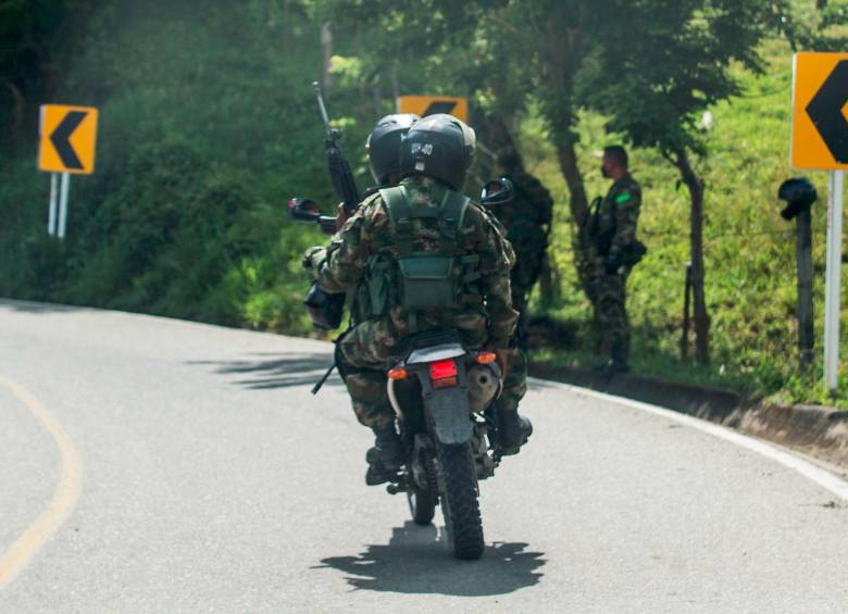 Miembros del Ejército patrullan en moto las carreteras que surcan el municipio de Ituango. FOTO Julio César Herrera