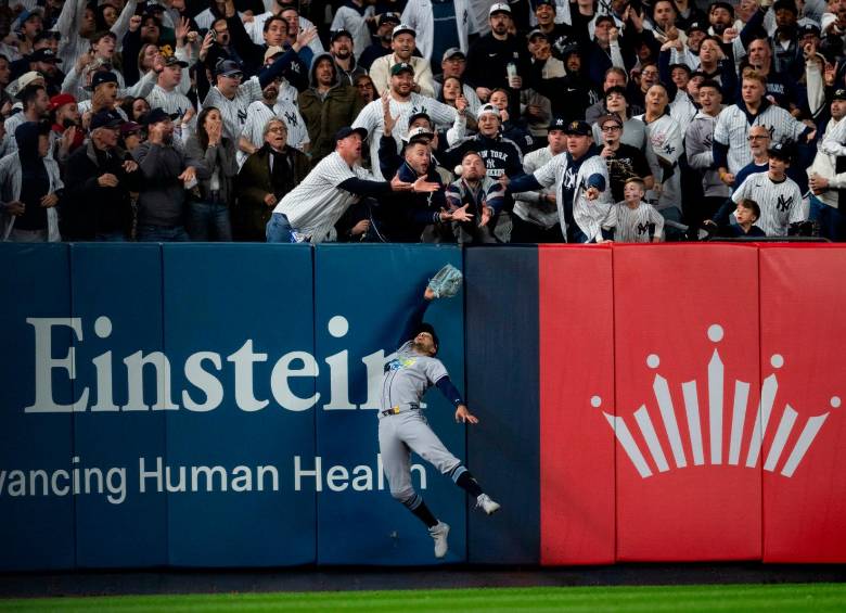 Esta fue la insólita imagen en la que se ve la intervención del aficionado, lo que evitó el jonrón de los Yankees. FOTO getty