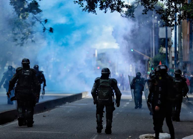 Al caer la tarde en Bogotá, las manifestaciones se tornaron violentas en diferentes puntos de la ciudad. FOTO: COLPRENSA