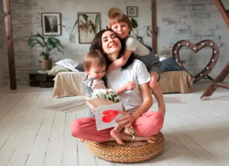 Una madre con sus hijos. FOTO: SSTOCK