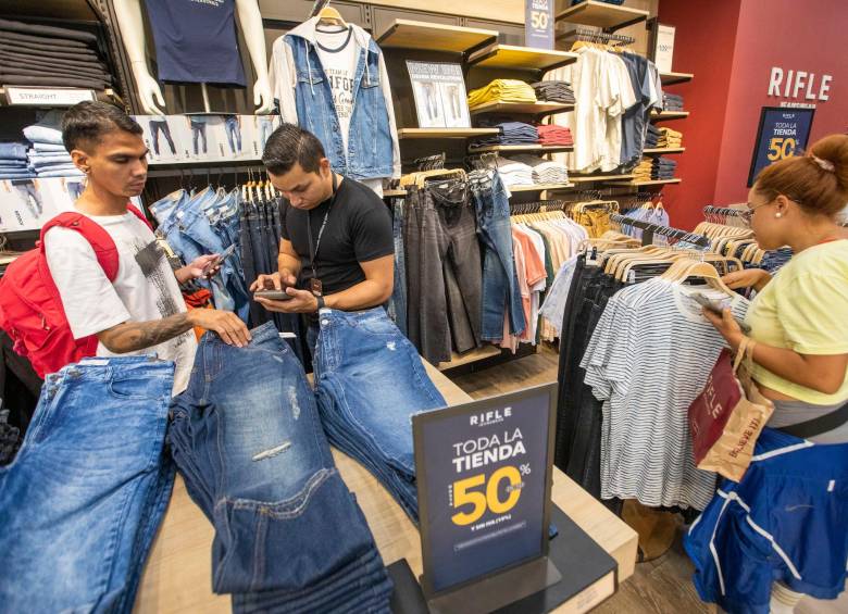 La generación de riqueza en Colombia, impulsada por el consumo de las personas, crecería 7,6% este 2022. FOTO: Camilo Suárez