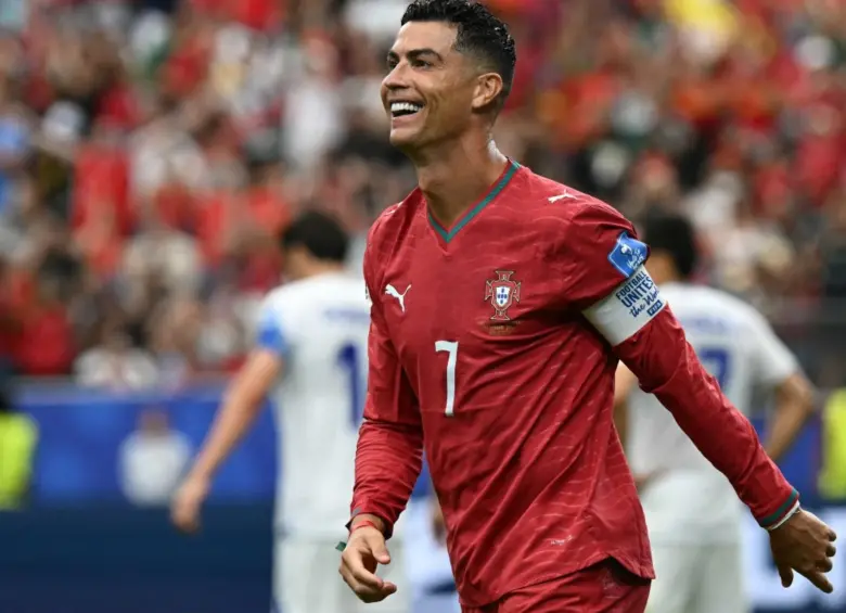 Se convirtió en el primer futbolista de la historia en marcar gol en seis ediciones distintas de la Copa del Mundo (2006, 2010, 2014, 2018, 2022 y 2026) y se consagró como el jugador de mayor edad en conseguir un doblete en la historia de los Mundiales, entre otros. FOTO: AFP