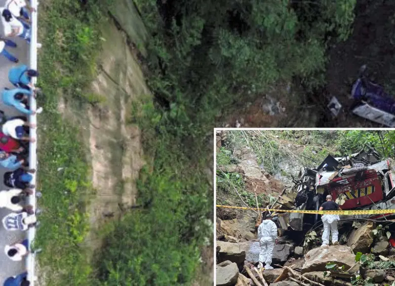 Adelante, así quedó el bus tras caer por el abismo. Atrás, testigos presencian las labores de rescate. FOTO: Manuel Saldarriaga.