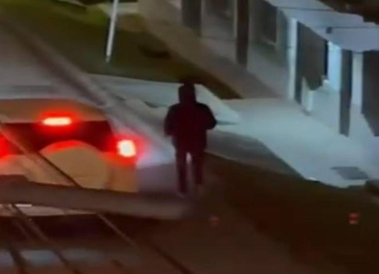 El hombre con la supuesta arma caminando por las calles de El Carmen de Viboral. FOTO: Cortesía
