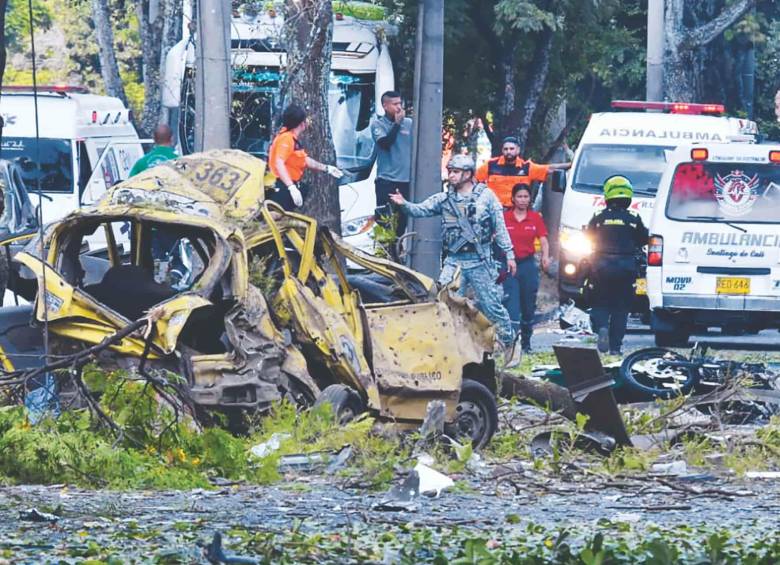 El atentado con el camión bomba en el barrio La Base pudo ser peor, dado que otro camión que también había sido acondicionado con explosivos no detonó. El hecho ocurrió a plena luz del día. FOTO Xinhua