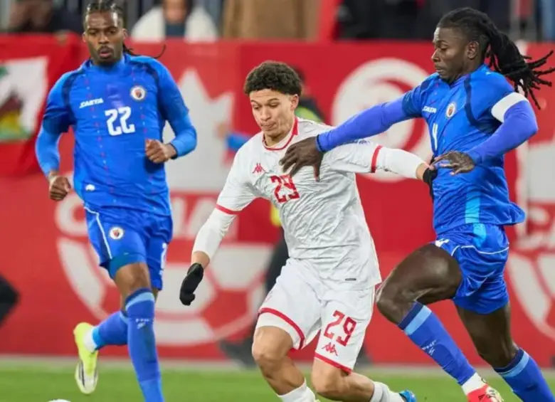 El seleccionador Lamouchi destapó la razón por la que el delantero Louey Ben Farhat no jugará el torneo: una llamada del padre del jugador negándose a que asistiera. Ese es el joven con la camiseta de Túnez FOTO: AFP