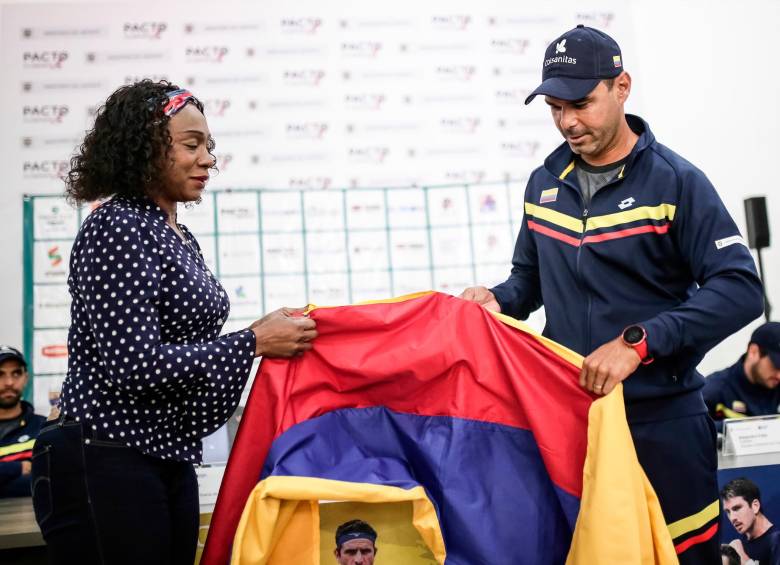 Reciente acto de María Isabel Urrutia como ministra. Entrega de bandera a Alejandro Falla. FOTO Colprensa