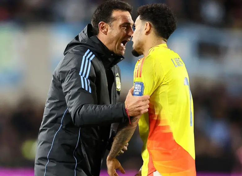 Lionel Scaloni y Luis Díaz tuvieron un cruce de palabras al momento en el que Argentino anotó el empate. Foto: AFP