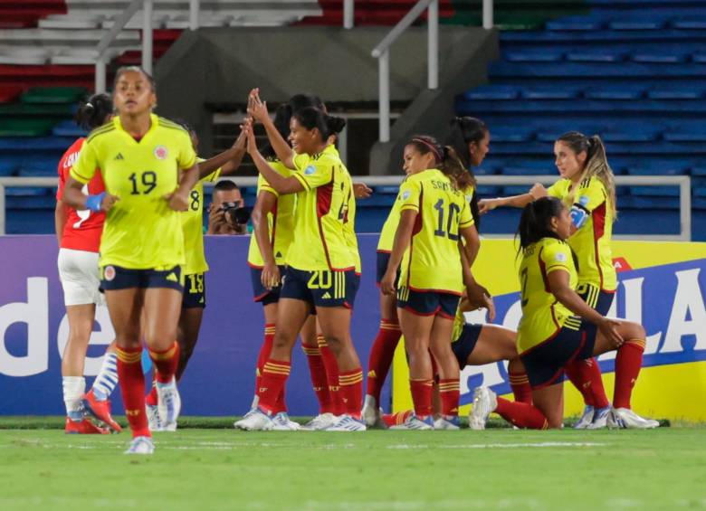 Uno de los festejos de las jugadoras colombianas, que contagiaron de alegría a la afición, tanto a quienes asistieron al Pascual, como a los que las vieron por televisión. FOTO conmebol
