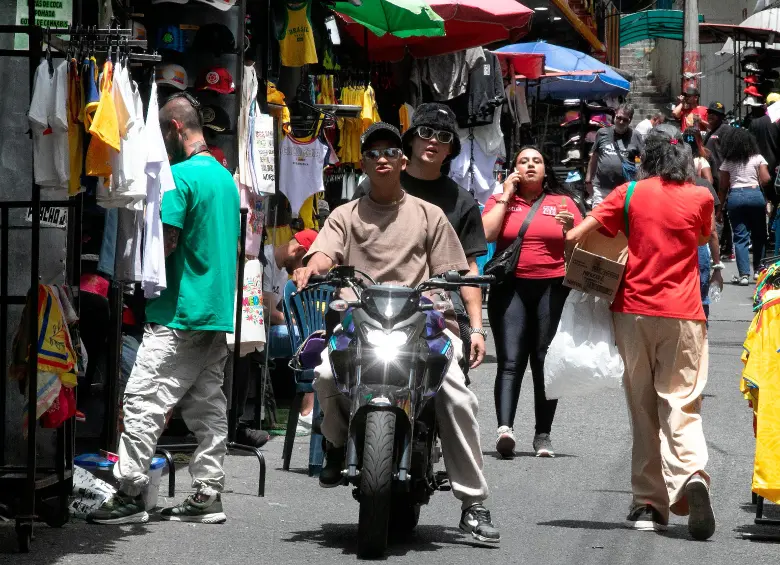 El Graffitour de la Comuna 13 recibe entre 5.000 y 7.500 visitantes diarios en promedio, una afluencia que impulsa la economía local, pero también aumenta la presión sobre el espacio público y la memoria histórica del territorio. FOTO THOR AMAYA.
