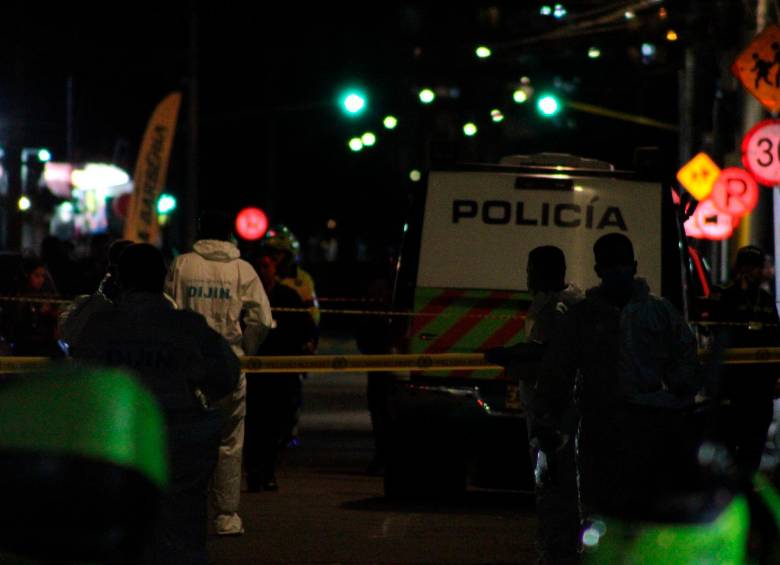 Anoche mismo los organismos de inteligencia buscaban recavar pruebas en la zona del atentado. FOTO CORTESÍA