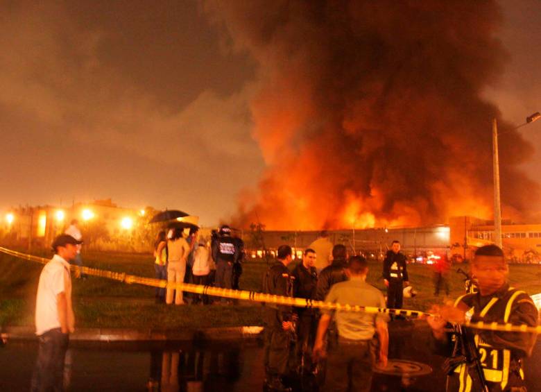 La primera experiencia en estas festividades de Gonzalo fue en el incendio de las bodegas del Éxito, en Envigado, el 24 de diciembre de 2007. FOTO archivo-el colombiano