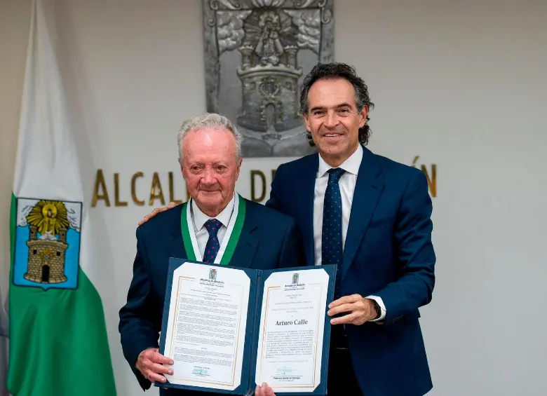 Arturo Calle recibió la Medalla al Mérito Cívico y Empresarial Gonzalo Mejía Categoría Oro, otorgada por el alcalde de Medellín, Federico Gutiérrez. FOTO CORTESÍA ALCALDÍA DE MEDELLÍN