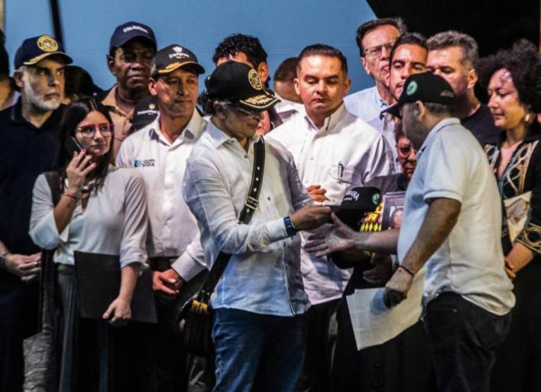 El “tarimazo” del presidente Gustavo Petro con los voceros del crimen organizado del Valle de Aburrá. FOTO Julio Herrera.