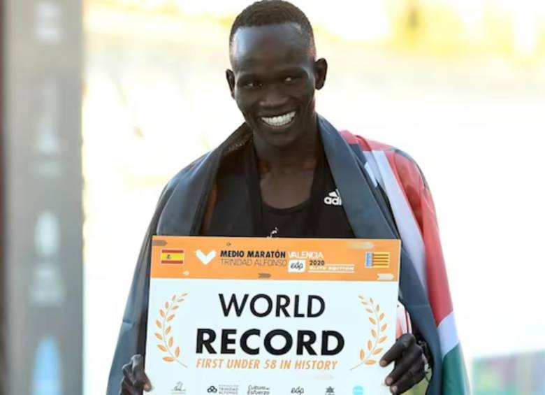 El keniano Kibiwott Kandie, subcampeón del mundo de medio maratón, era la gran estrella del maratón de Barcelona. FOTO: REDES SOCIALES