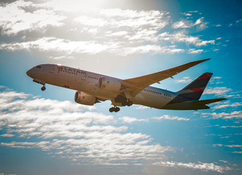 Latam invertirá más de US$2.100 millones en nuevos aviones brasileños, ¿qué hay detrás del negocio?