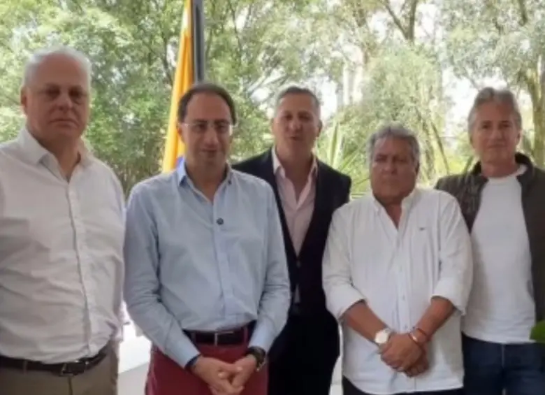El vicepresidente se reunió con empresarios y el embajador encargado de Colombia en Venezuela para buscar soluciones a las relaciones comerciales con el vecino país. Foto: captura video @jrestrp