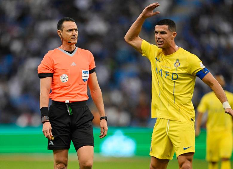 Wílmar Roldán y Cristiano Ronaldo, en el partido que se disputó el 1 de diciembre en Arabia. FOTO: Getty