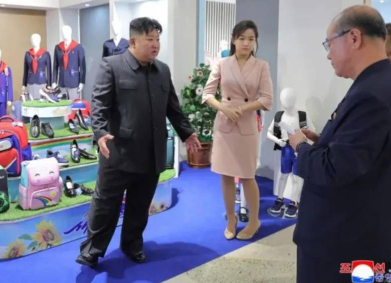 Kim Jong Un recorrió una exposición de ropa y calzado en compañía de su hija, Kim Ju-ae, en imágenes difundidas por el periódico estatal Rodong Sinmun. Foto: Rodong Sinmun recogidas por BBC