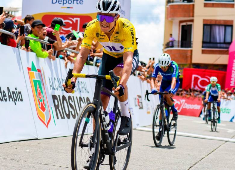 El ciclista cundinamarqués (de amarillo) es experto en contrarreloj, la prueba con la que se cierra la competencia. Saca una diferencia de 1:36 minutos con Wilson Peña, su inmediato competidor . FOTO: CORTESÍA NU COLOMBIA 