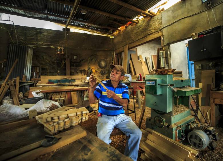 El carpintero y ebanista Carlos Rendón revisando en su taller algunas piezas para una próxima “obra” en madera: Andrés Camilo Suárez Echeverry