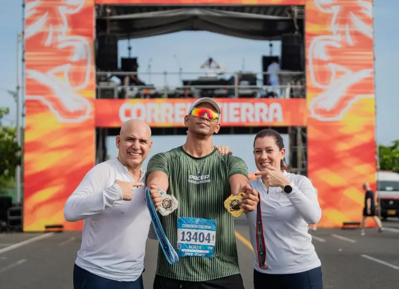 Vestidos de blanco, Jorge Andrés Orozco y Cristy Martínez, directores generales de Corre Mi Tierra. FOTO: Cortesía CMT