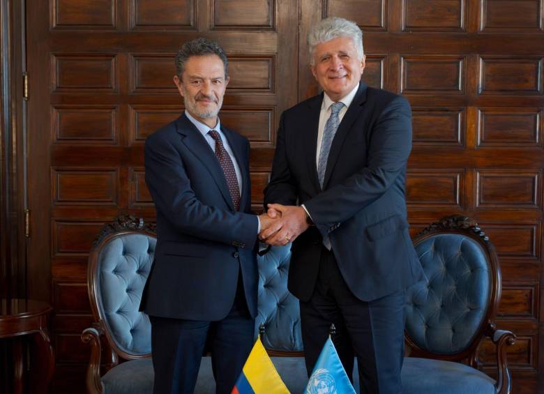 Una de las reuniones durante el primer mes del gobierno de De la Espriella fue entre el canciller Omar Bula (izquierda) con el jefe de la Misión de Verificación de la ONU, Miroslav Jenča. FOTO: Cancillería