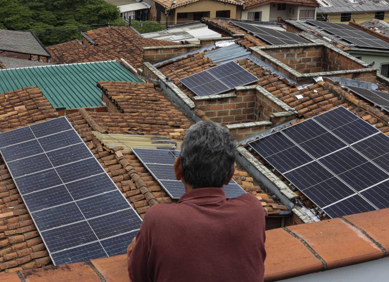 Según las estimaciones oficiales, las familias podrían registrar ahorros entre 20% y 40% en sus facturas de energía, dependiendo de factores como la radiación solar y el tipo de instalación. Foto: Manuel Saldarriaga