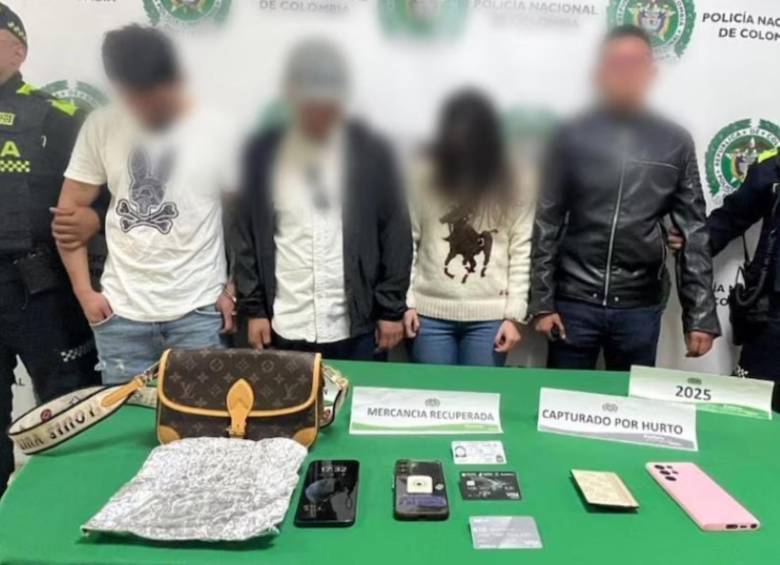 Patiño Ávila junto a los otros dos hombres y una mujer que participaron en el reciente robo en Multiplaza. FOTO: POLICÍA METROPOLITANA DE BOGOTÁ